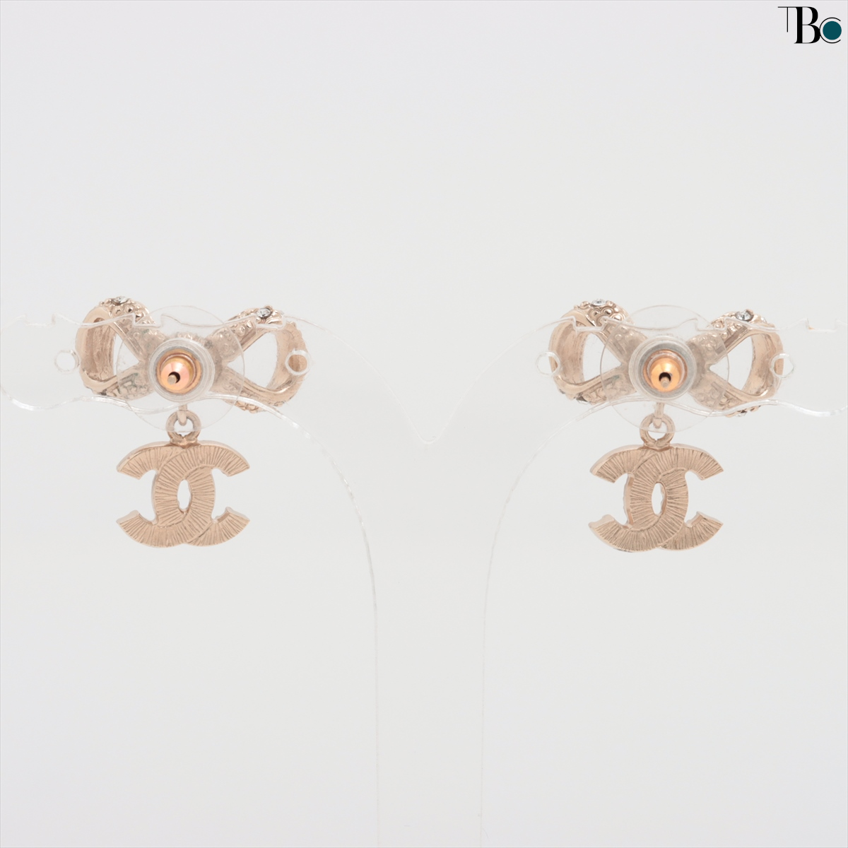 Pre-Owned Chanel
2000 CC ribbon stud earrings